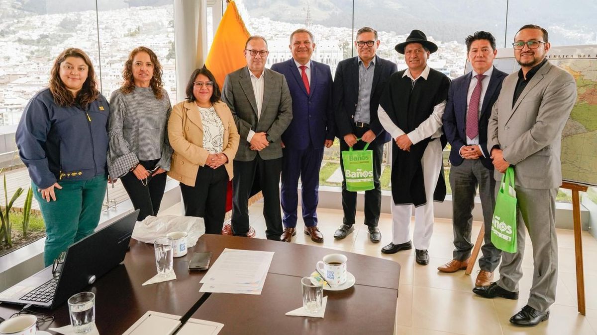 Manuel Caizabanda, prefecto de Tungurahua; Marlon Guevara, alcalde de Baños; Danilo Aróstegui, del área de Turismo del Gobierno Provincial de Tungurahua; y, Javier Mullo, presidente de Ecuador Conventions, junto con el ministro de Turismo Mateo Estrella.&nbsp;