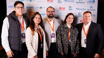 Álvaro Fuentes, fundador de AF Viajes, junto a su equipo durante el evento de la agencia de viajes de la Región del Maule.