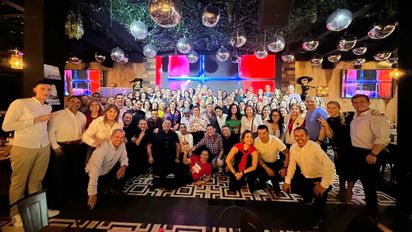 Alicia Maldonado, gerente general, y Olga Lucía Salazar, gerente comercial de Global Mercado del Turismo, junto a su equipo e invitados durante la celebración de fin de año.