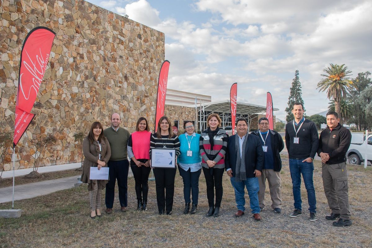 Los participantes de la entrega de la mención Marca País al Centro de Convenciones Salta.