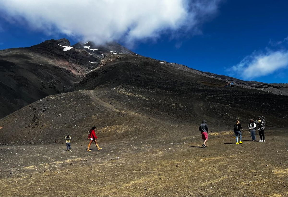 Existen 36 touroperadores de Pucón que viven de las rutas en torno al Volcán Villarrica. - Ladevi Medios y Soluciones Existen 36 touroperadores de Pucón que viven de las rutas en torno al Volcán Villarrica.