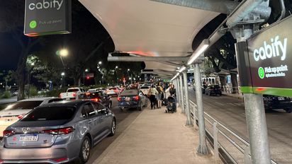 Guerra en el Aeroparque Jorge Newbery: taxistas y choferes de Apps se unen contra el actor ilegal que secuestra turistas con ofertas piratas.