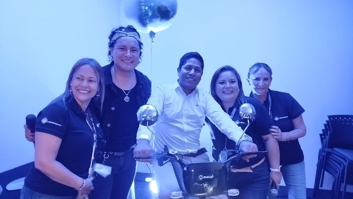 Agentes de viajes participaron en dinámicas interactivas durante la jornada de capacitación y networking. Este fue el ganador del sorteo de la moto.