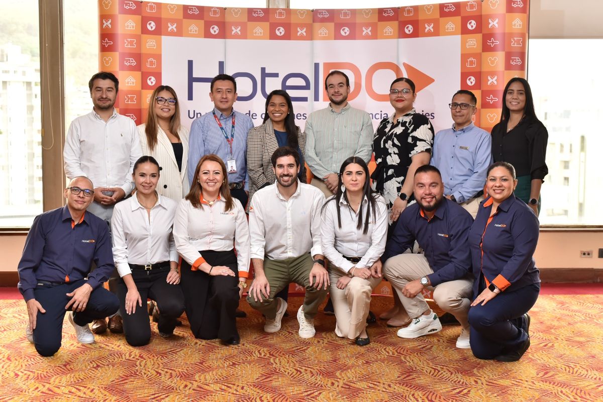 Adriana Gil, directora comercial de HotelDO en Colombia, Ecuador y Perú; junto a su equipo.