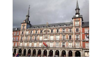Los edificios de ladrillos colorados rodean la Playa Mayor  de la ciudad.