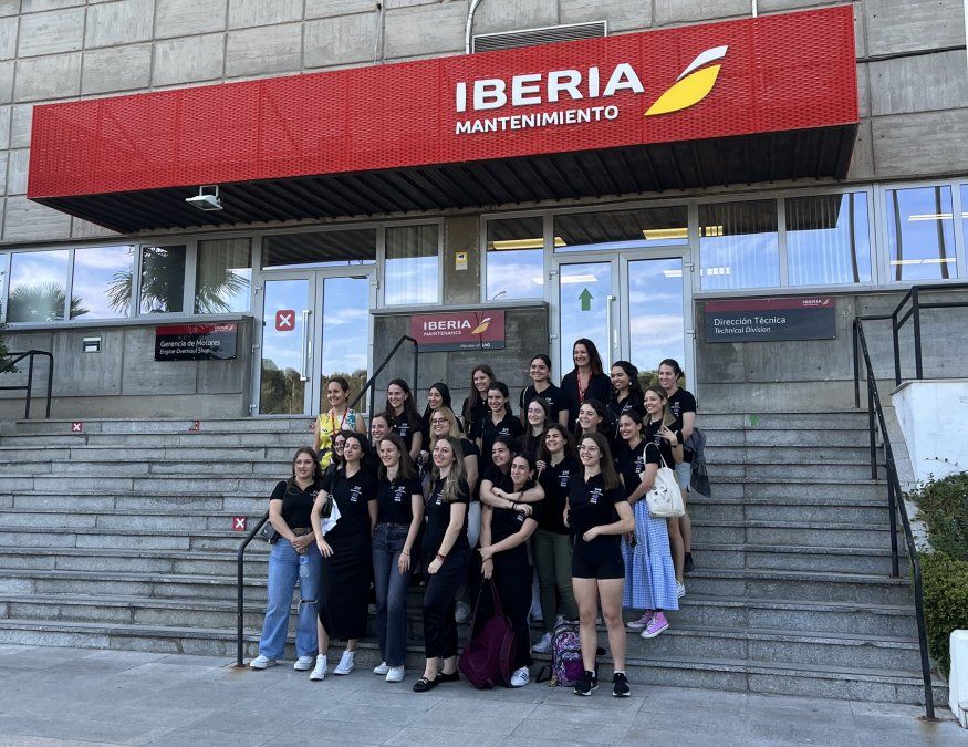 El grupo de jóvenes mujeres que recorrió las instalaciones de Iberia.
