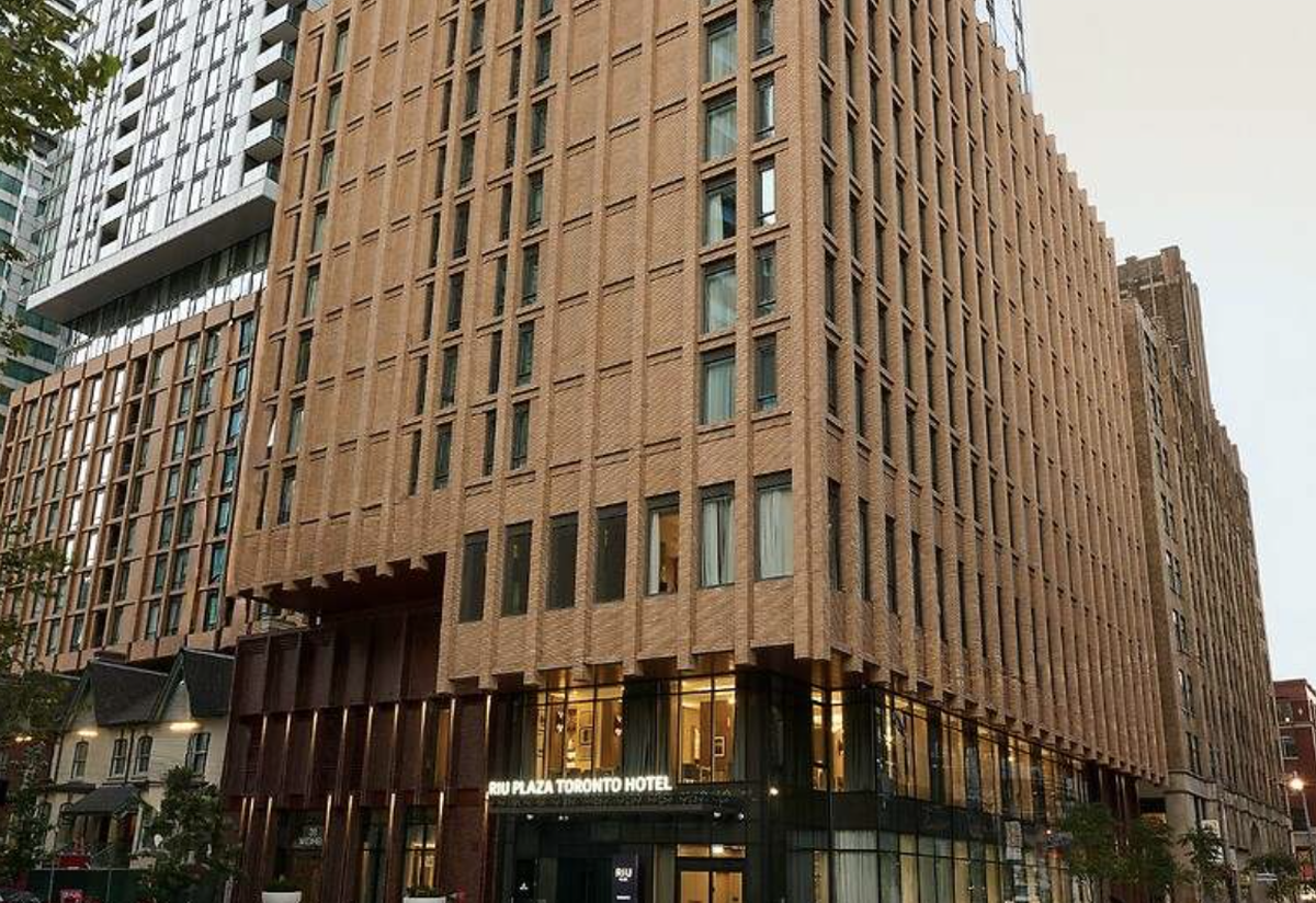 Entrada del hotel RIU Plaza Toronto, de la cadena de hoteles RIU Hotels & Resorts.