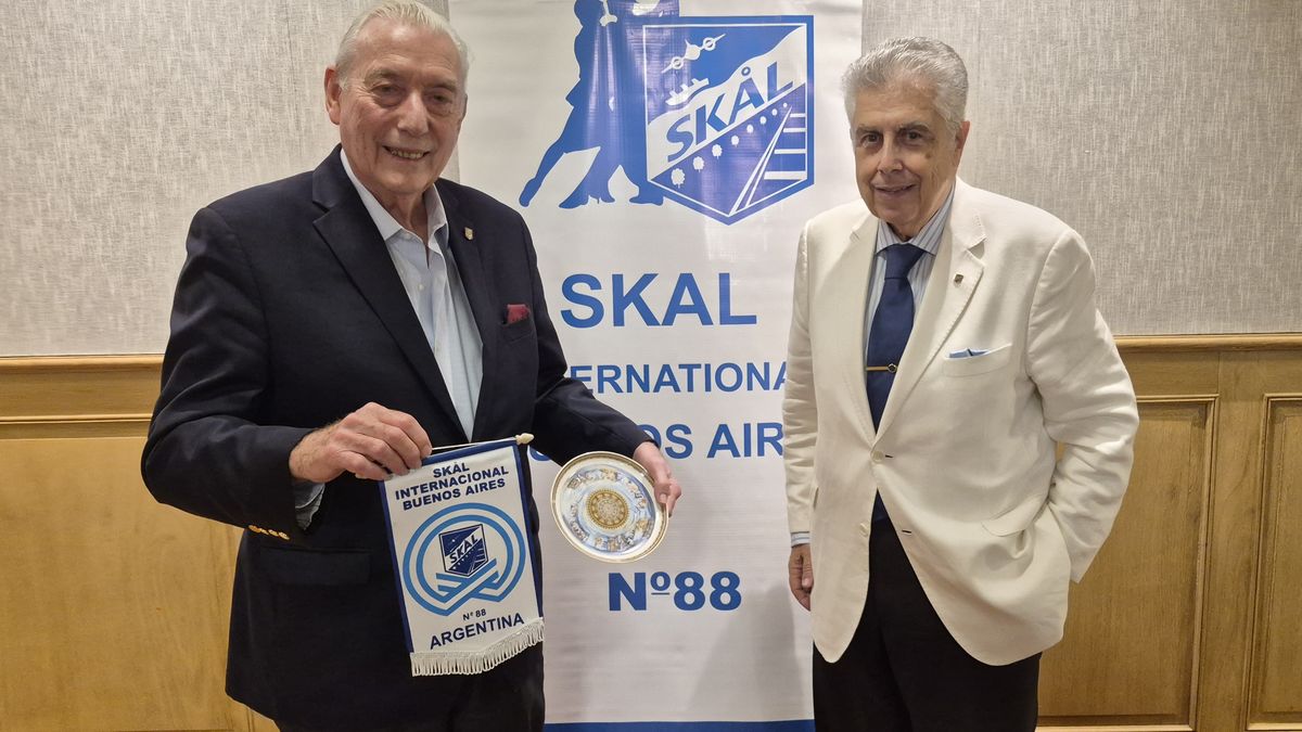 Germán Pérez (der.), presidente del Skål Club Buenos Aires, entregó una distinción a Ian Gillespie, nuevo director regional de Skål Internacional.