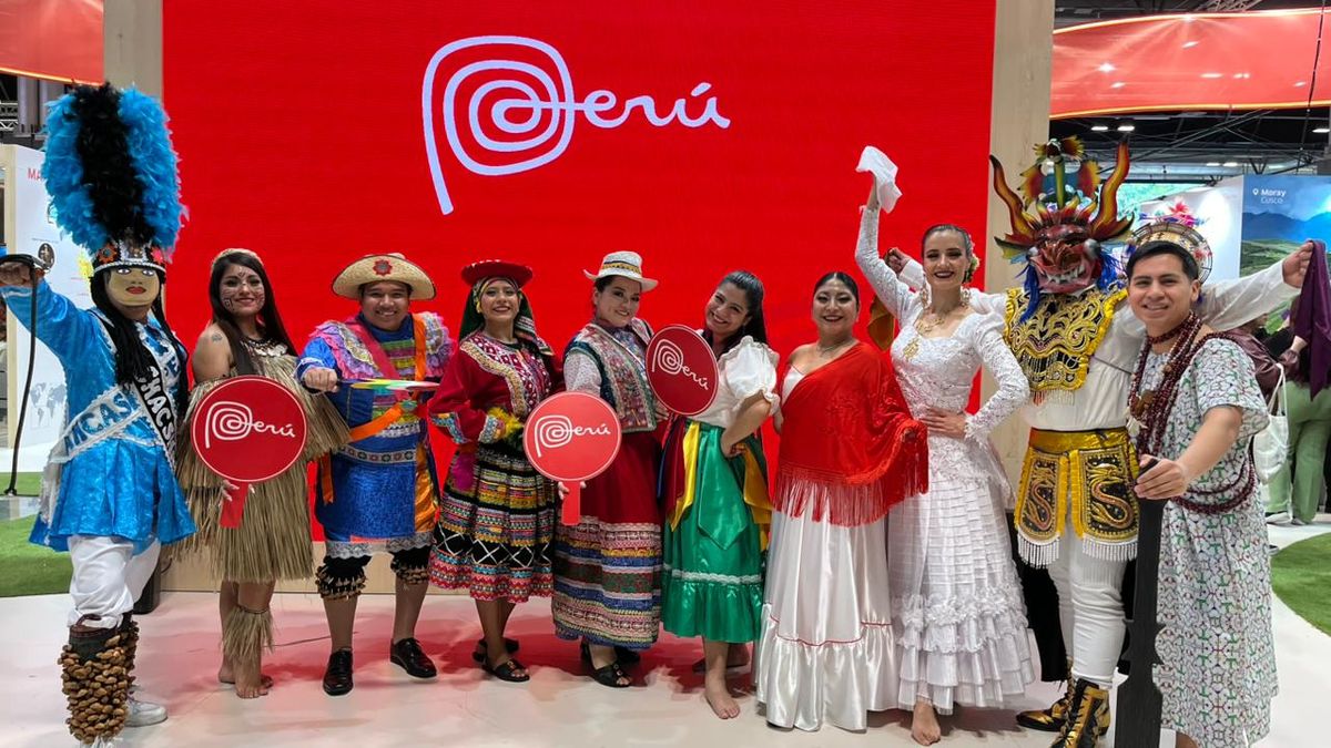 Danzantes de la costa, sierra y selva de Perú.