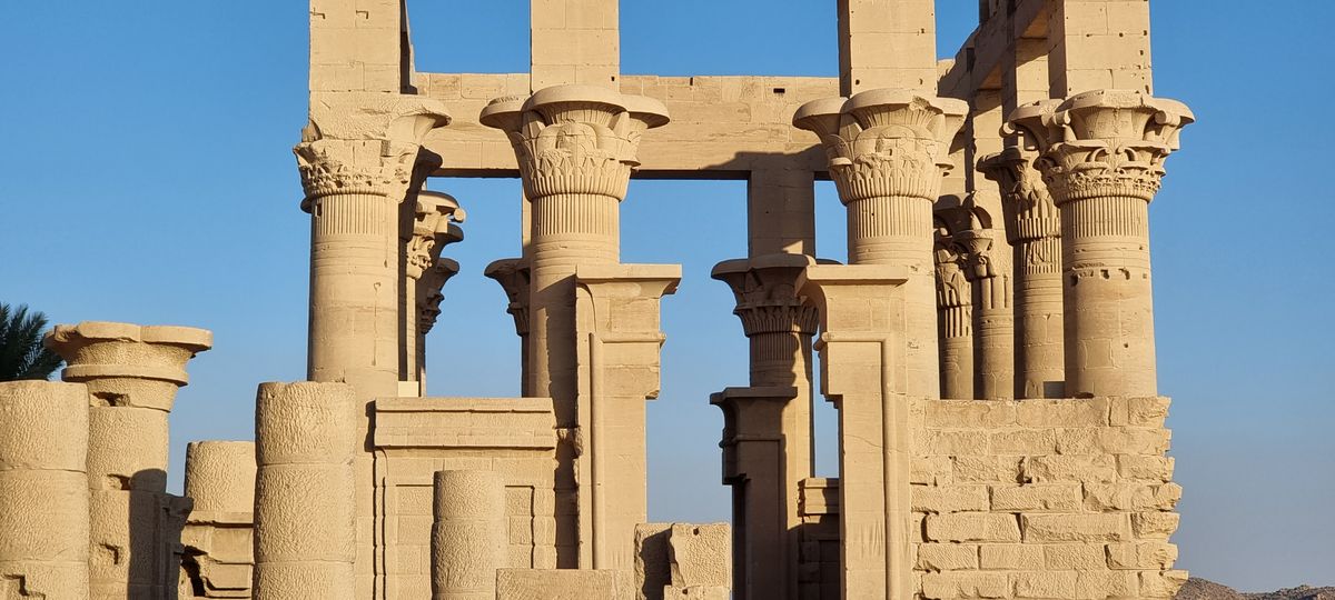 El templo Philae está dedicado a la diosa Isis y es una edificación que fue desmontada y armada en Agilkia con la colaboración de la UNESCO.