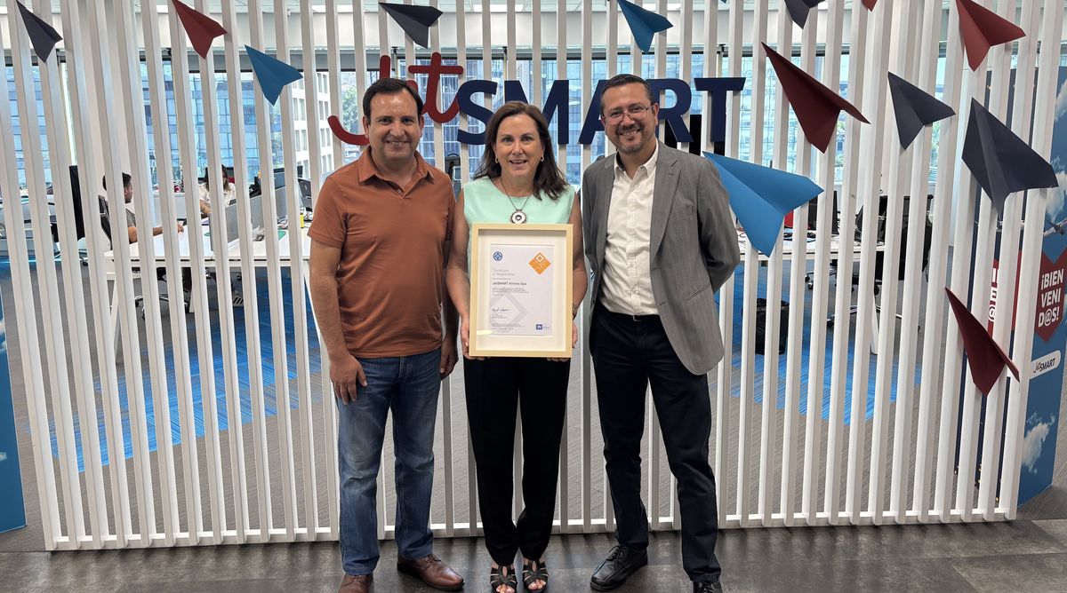 Luis Osses gerente de Calidad y Seguridad de JetSMART, Helen Kouyoumdjian Country Manager Chile de IATA y Rodrigo Barrios, COO de JetSMART.