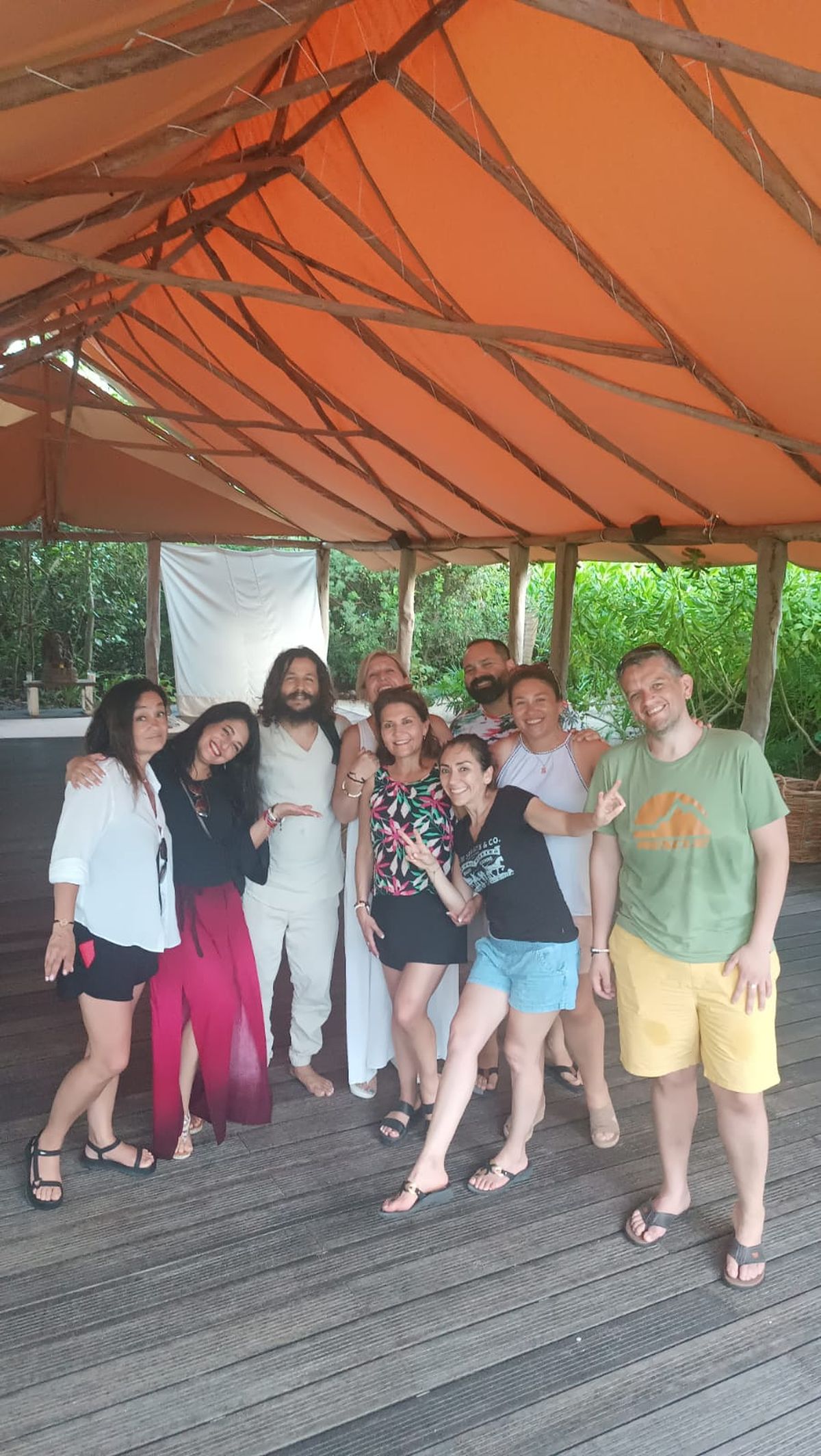 El grupo del FAM de Pacific Reps junto al chamán de Palmaïa. 