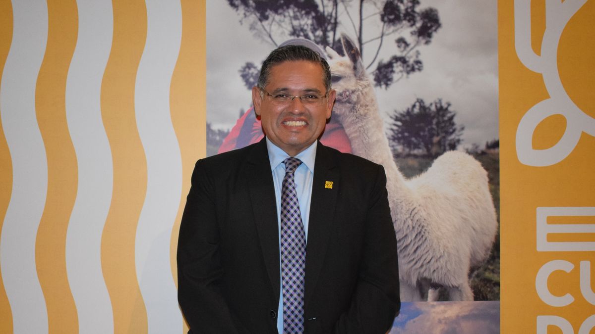 Mateo Estrella, viceministro de Turismo del Ecuador, durante la presentación del destino ante agentes de viajes colombianos, destacando las oportunidades de turismo sostenible y experiencias únicas del país.