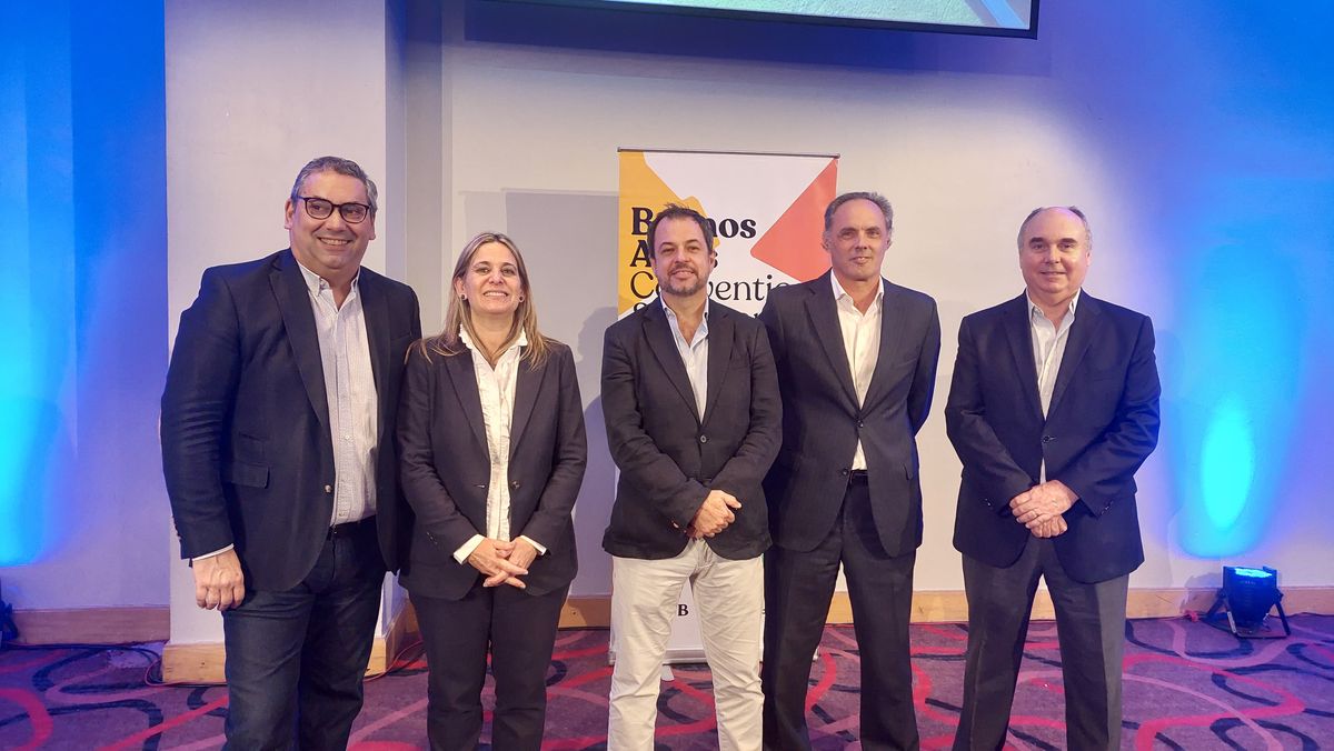 Fernando Gorbarán, vicepresidente segundo del Buenos Aires Convention and Visitors Bureau; junto a Karina Perticone, directora ejecutiva de Visit Buenos Aires; Valentín Díaz Gilligan, presidente del Ente de Turismo de Buenos Aires y de Visit Buenos Aires; Carlos Solanet, presidente del BAC&VB; y Diego Gutiérrez, protesorero del BAC&VB.
