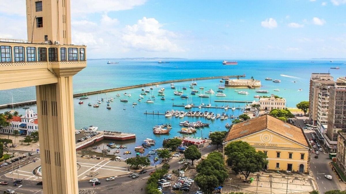 Salvador es famosa por su arquitectura colonial portuguesa, su cultura afrobrasileña y su costa tropical. Ideal para escapadas top de Semana Santa.