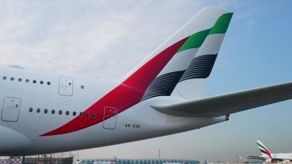 Emirates Airlines mantiene en la cola de sus aviones la presencia de la bandera de Emiratos Árabes Unidos pero con un diseño más dinámico.