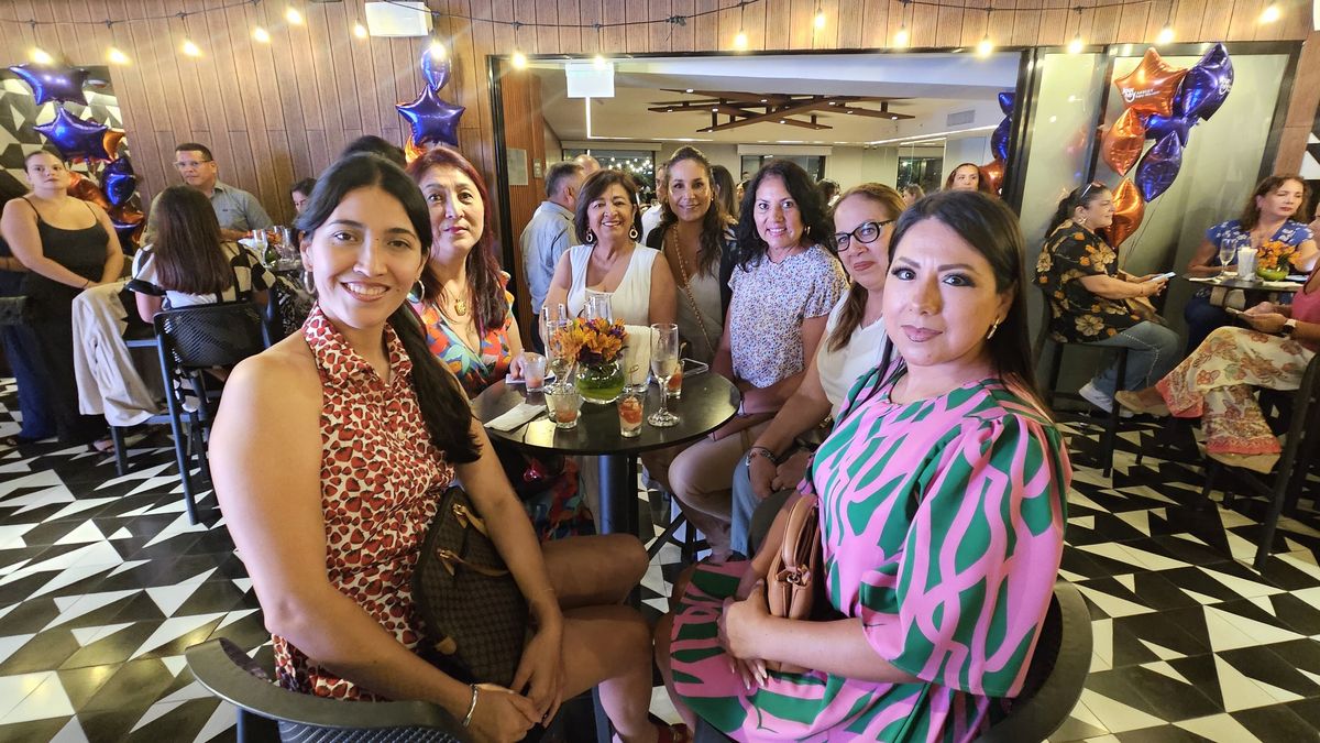 Jessica Lara, ejecutiva comercial de Inclusive Collection para Perú, junto a agentes de viajes invitadas al lanzamiento de Journey Assist.