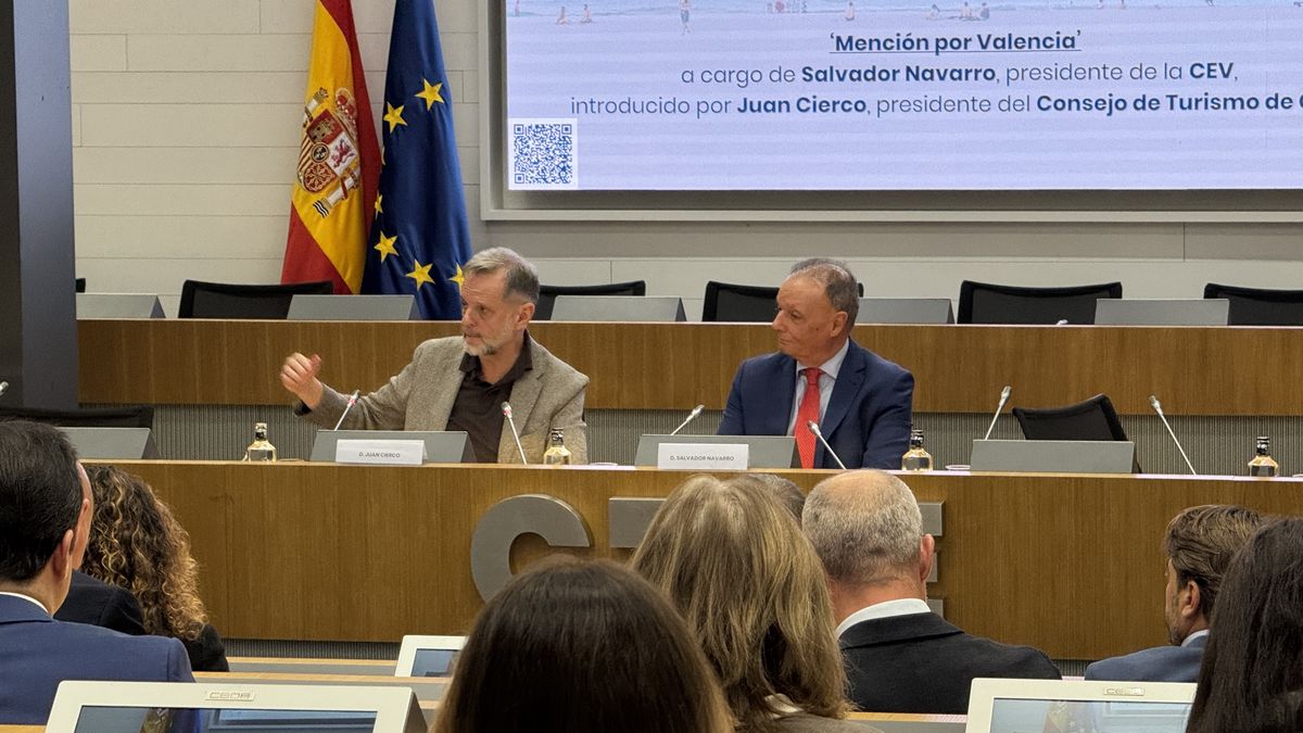 Juan Cierco, presidente del consejo de turismo de la CEOE; y Salvador Navarro, presidente de la CEV.