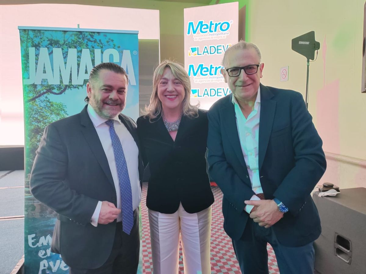 Fernando Olivera Rocha, Claudia González, presidenta de LAdevi Medios y Soluciones; y Alex PACE, CEO de GMS; durante el cierre de EPTUR 2024.