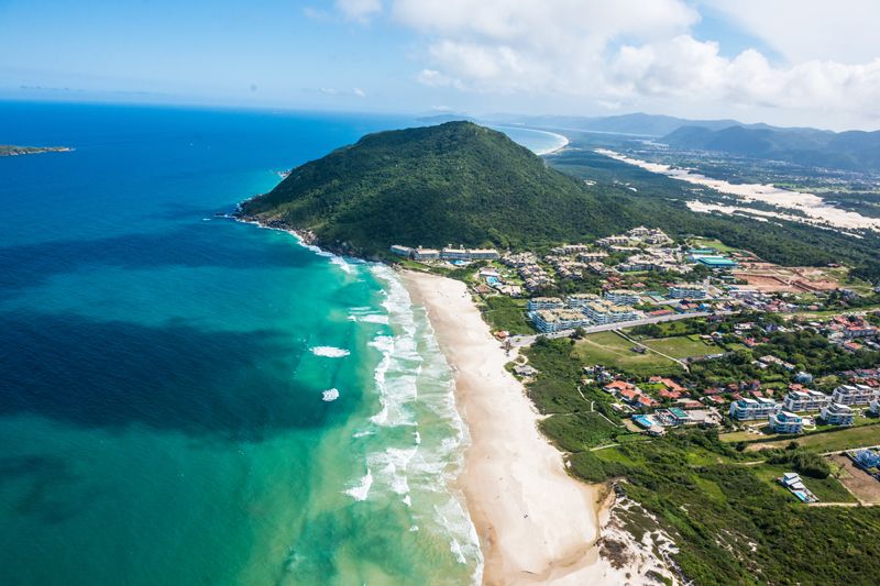 El mar transparente y la arena blanca, un sueño sobre la costa de Florianópolis.