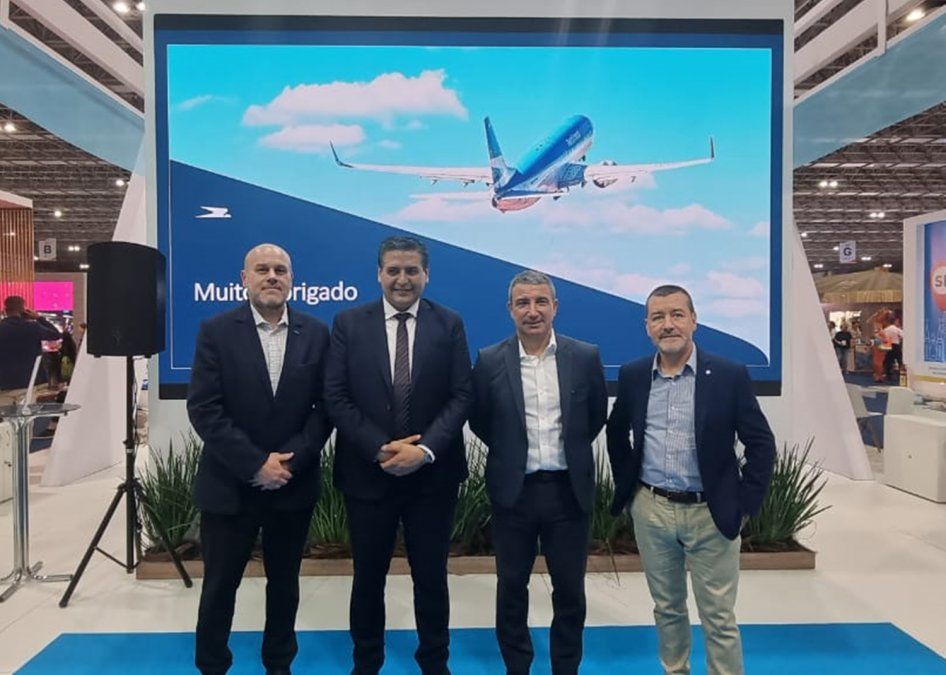 Fabián Lombardo (segundo desde la derecha), junto a otros directivos de Aerolíneas Argentinas, posa junto a Ricardo Sosa (segundo desde la izquierda), secretario Ejecutivo del Inprotur.
