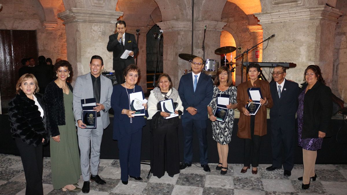 Entre aplausos, las cinco agencias de viajes posaron para recordar este grato momento.
