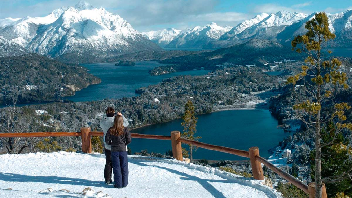 El cerro Campanario ofrece una de las vistas más icónicas de Bariloche.