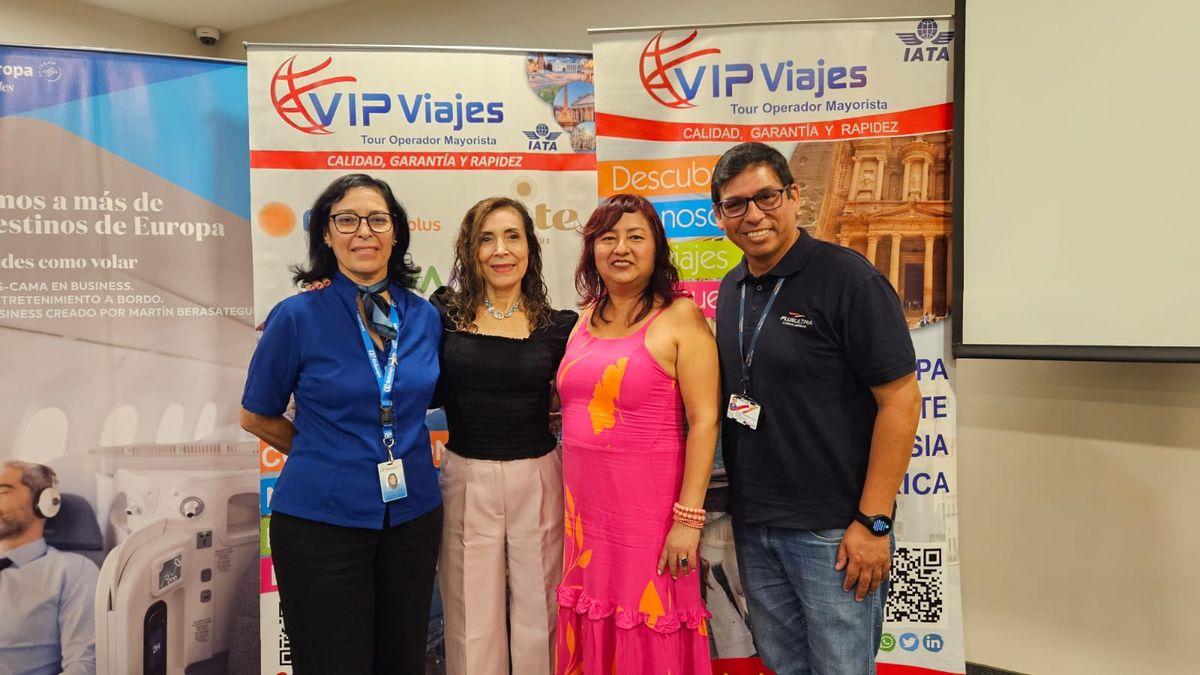 Mary Guizado junto a los representantes de las aerol&iacute;neas Air Europa y Plus Ultra.