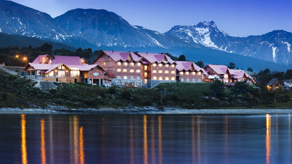 Vistas del cruce del Canal de Beagle desde Ushuaia a Puerto Williams. El 14 de octubre se retoma para turistas.