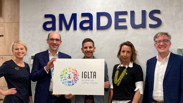 Clara Bodin, jefa de DEI (Diversidad, Equidad e Integración) de Amadeus; Till Streichert, CFO de Amadeus; Auston Matta, director de Marketing de IGLTA; Ana Doval, vicepresidente Senior de Gente y Cultura de Amadeus; y Steve Joseph, coordinador de Amadeus Proud Madrid.
