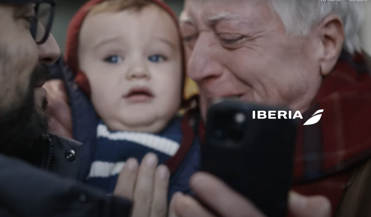 Fragmento del spot navideño de Iberia 2025.