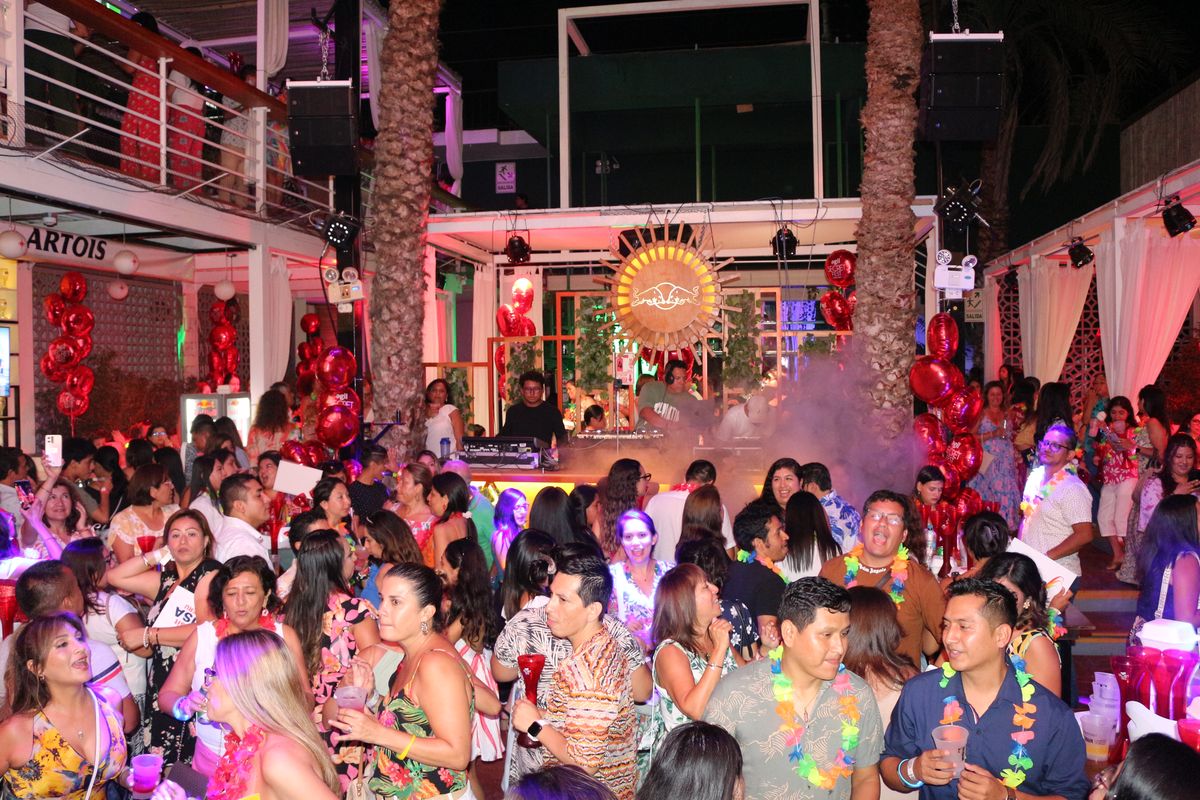 En la celebración, el DJ mezcló música del momento para hacer bailar a los invitados.