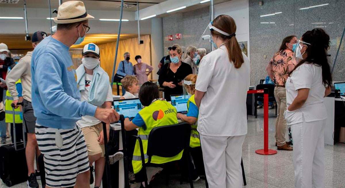 Turistas en uno de los hospitales españoles.