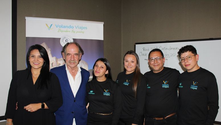 Tatiana Amaya, directora general de Volando Viajes, Miguel de la Cruz, director general de Maseuropa y equipo de Volando Viajes.
