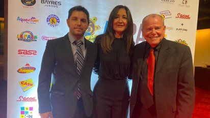 César Lago, presidente de la Asociación Argentina de Parques y Atracciones (AAPA); Paulina Reyes Zazueta y Jim Pattison Jr.