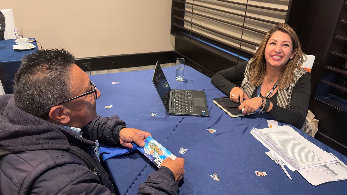 Rudy Correa, representante comercial de JetSmart, en la Caravana Workshop 2026 de Maxitravel, en Quito. 