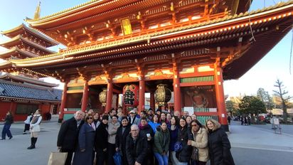 Grupo de agencias de viajes participantes en el fam trip de Surland durante su recorrido por Japón.