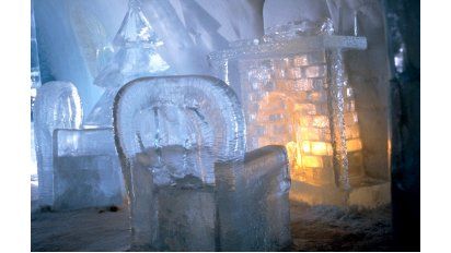 El living del Ice Hotel, dominado por un silón de hielo.