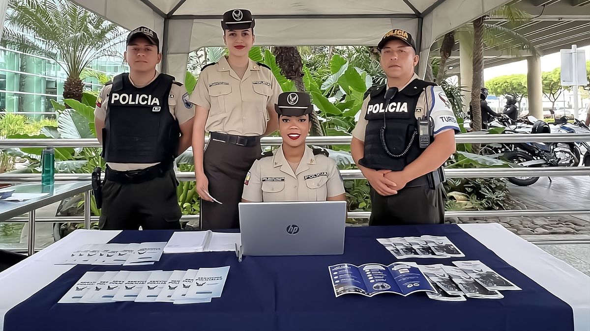 Personal del Plan Retorno Seguro, en el aeropuerto de Guayaquil.&nbsp;