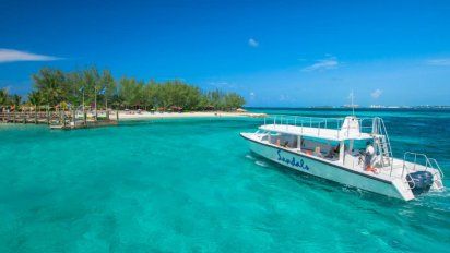 El Sandals Royal Bahamian (Nassau, Bahamas) y el Sandals Royal Caribbean (Montego Bay, Jamaica) cuentan con islas propias a minutos de las propiedades.