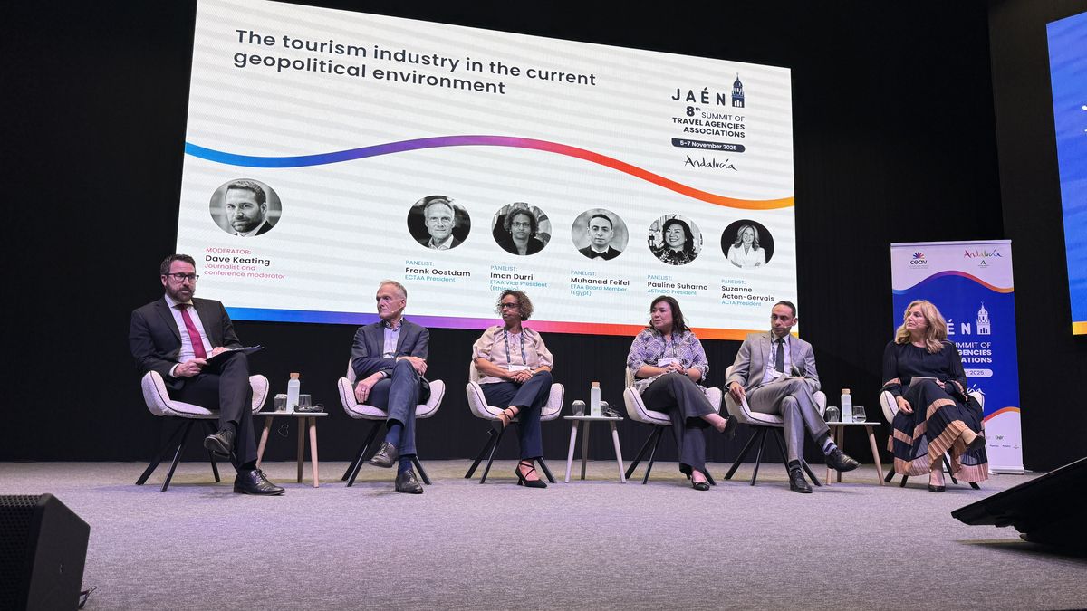 Miembros de la mesa de debate “La industria turística en el entorno geopolítico actual”, durante la Cumbre Mundial de Agencias de Viajes.