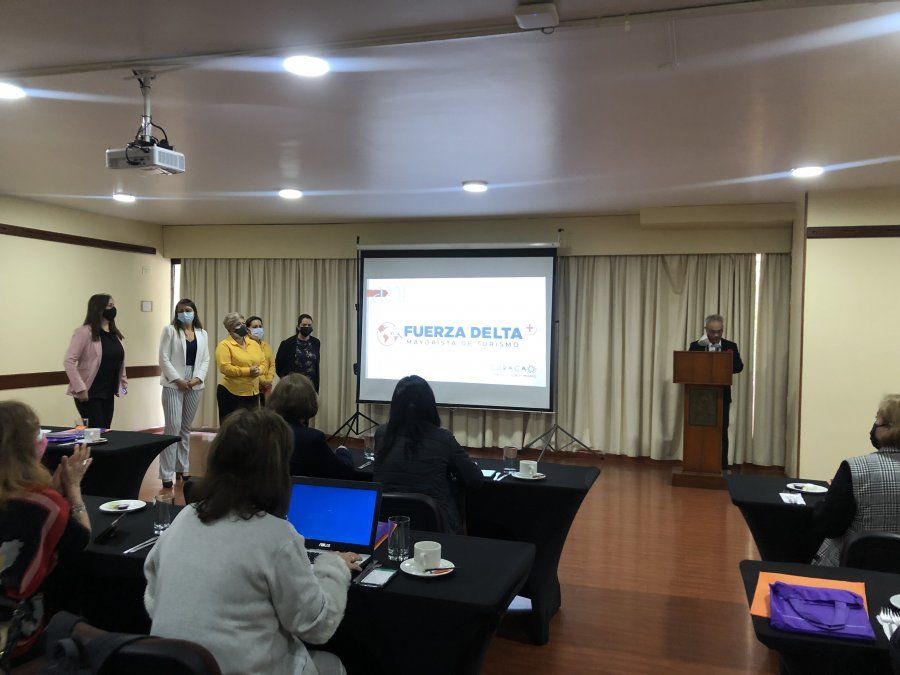 Encuentro de Fuerza Delta, la Oficina de Turismo de Curazao, AMR Collection y agentes de viajes en Bogotá.