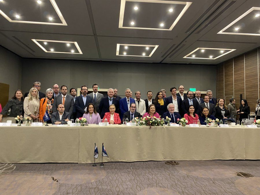 Autoridades del Consejo Nacional Empresarial Tur&iacute;stico (CNET) recibi&oacute; a X&oacute;chitl G&aacute;lvez, del Frente Amplio por M&eacute;xico, y otros pol&iacute;ticos del PAN, PRI y PRD.