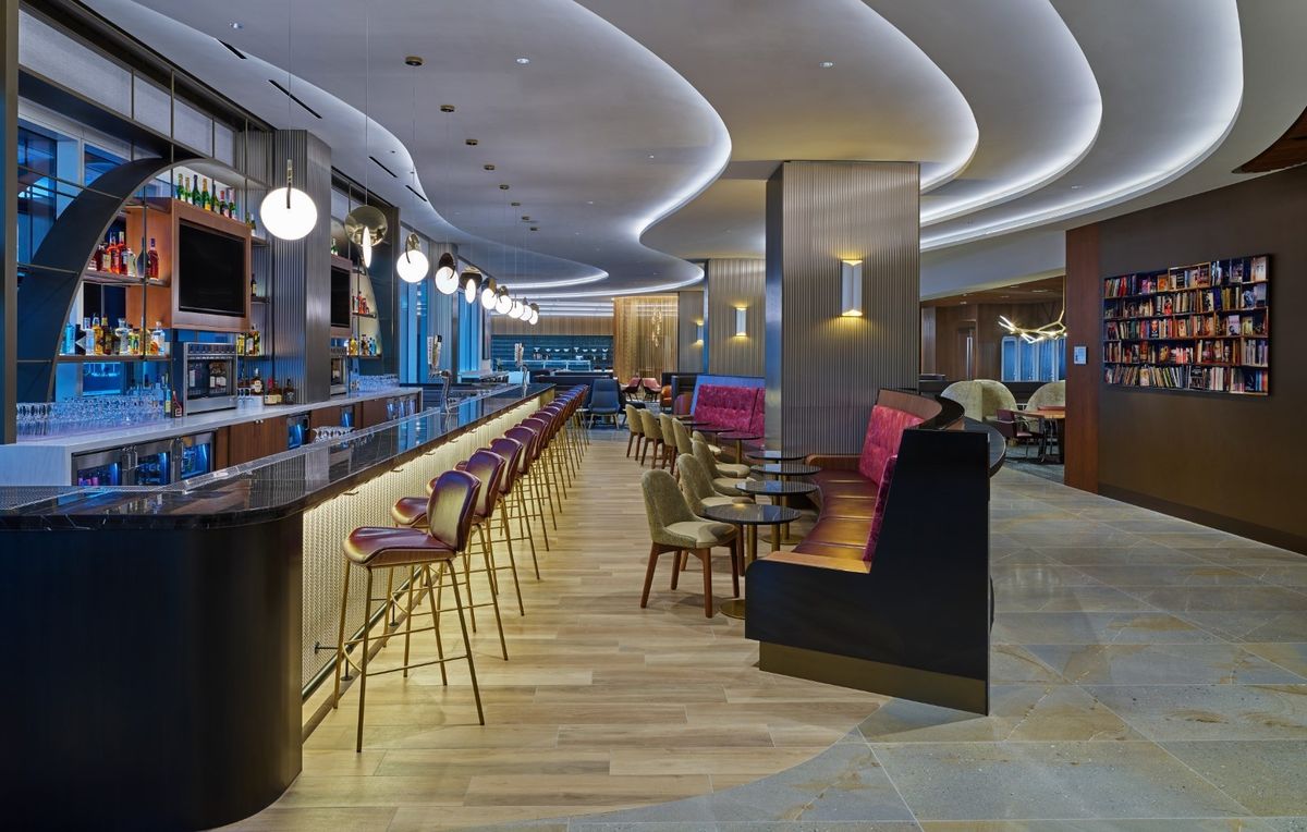 El moderno Sky Club de Delta Air Lines en el Aeropuerto Internacional de Los Ángeles (LAX).