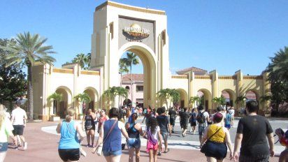 Tanto los parques de Disney como de Universal anunciaron su cierre hasta fin de mes.