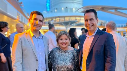 Jason Worth, vicepresidente de Ventas internacionales de Oceania Cruises; junto a Estela Farina, directora general de Norwegian Cruise Line en Brazil; y Frank Medina, encargado de Ventas de Norwegian Cruise Line para Latinoamérica y el Caribe.