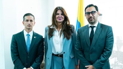 Mateo Arjona Molina, presidente de Satena; María Isabel Campo Cuello, gerente general de Fontur; y Julián Franco Restrepo, viceministro de Turismo.