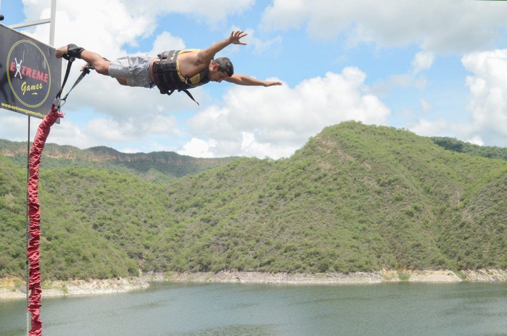 El bungee jumping es una aventura llena de adrenalina y aventura para disfrutar en el Dique Cabra Corral de Salta.