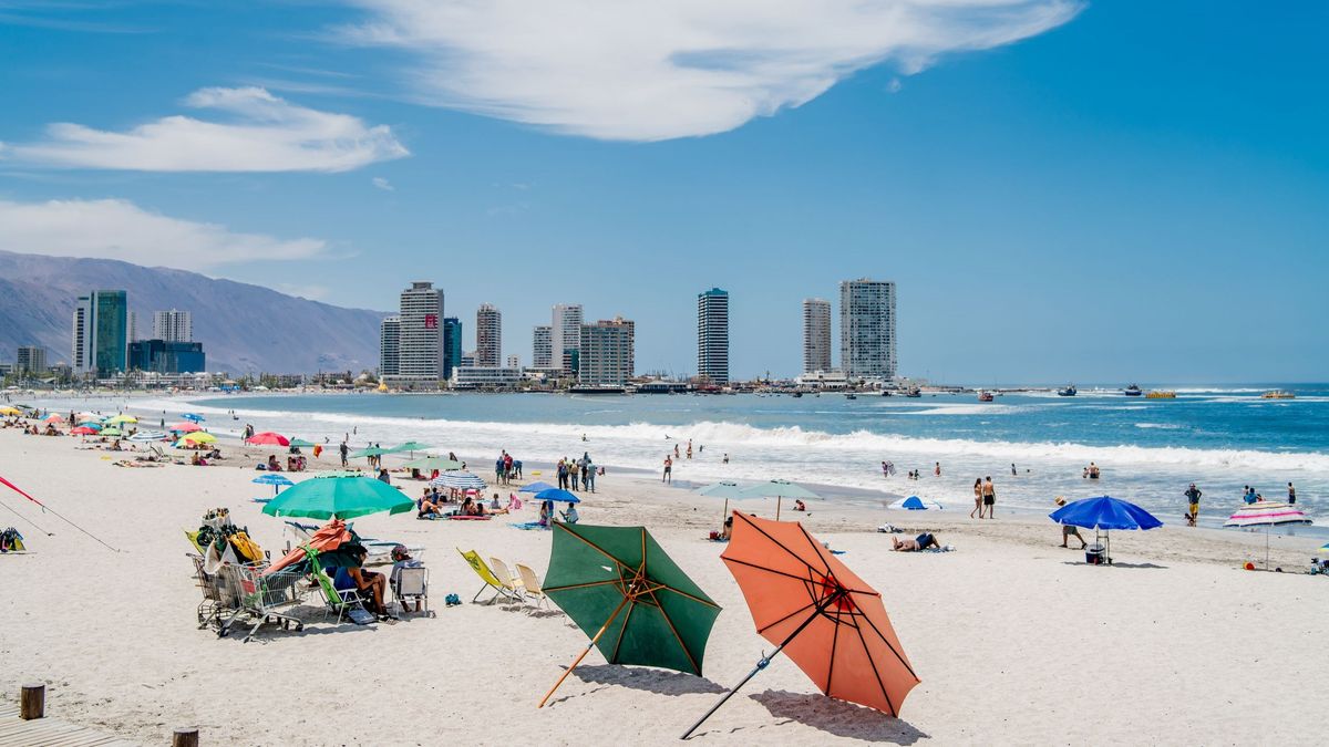 Playa Cavancha es el principal balneario urbano del norte grande, destacando por su extensa costa, deportes acuáticos y ambiente vibrante.