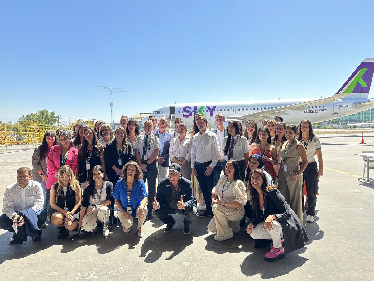 Sky Airline se comprometió a aumentar la dotación de pilotos mujeres. - Ladevi Medios y Soluciones Sky Airline se comprometió a aumentar la dotación de pilotos mujeres.